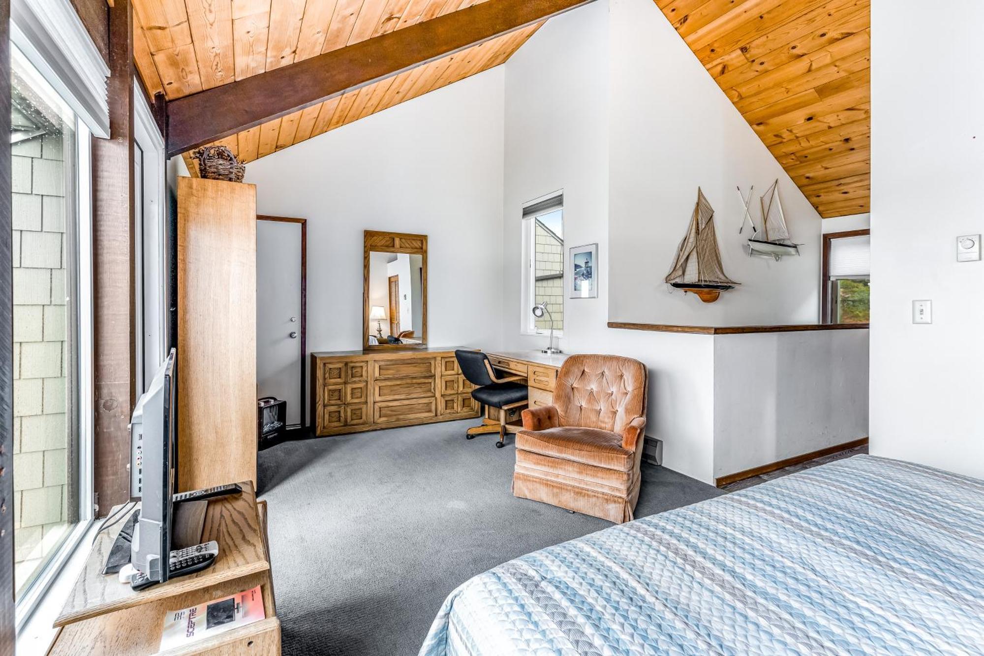 The Embarcadero Condos Newport Room photo