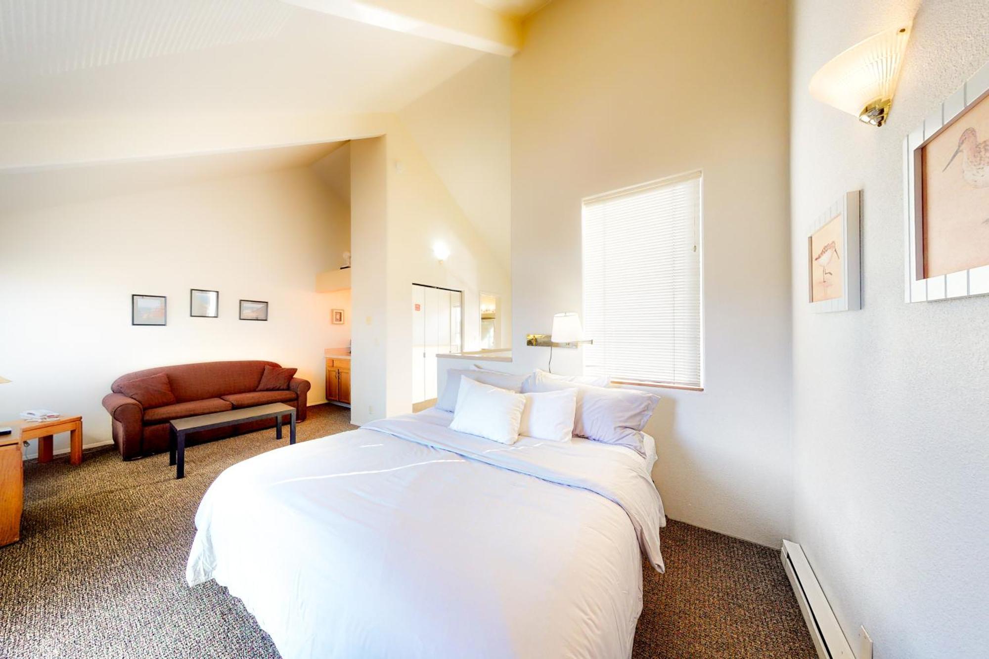 The Embarcadero Condos Newport Room photo